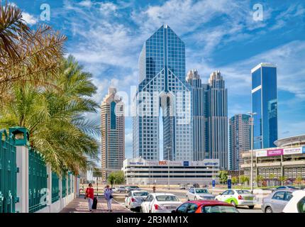 Dubaï, Émirats Arabes Unis - 20 février 2016. Rue et parking derrière l'hôtel Dusit Thani et d'autres tours du centre-ville. Banque D'Images