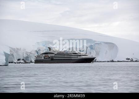 Yacht Ponant le Boréal lors d'une croisière en Antarctique Banque D'Images