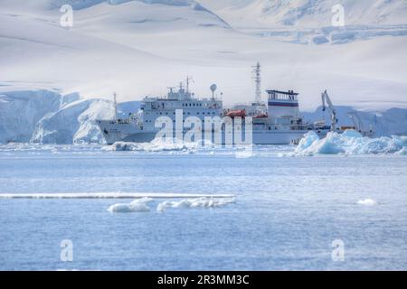 Akademik Sergueï Vavilov bateau sur une croisière en Antarctique Banque D'Images