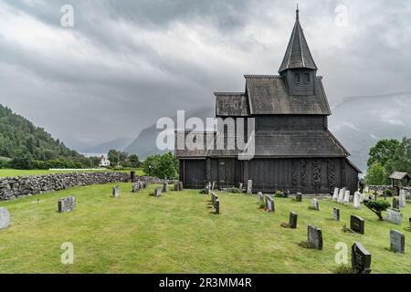 La plus ancienne église de la rive de 1130 à Urnes sur le Lusterfjord, en Norvège Banque D'Images