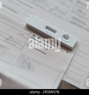 Certificat après un test Corona positif pour l'employeur. Certificat d'incapacité de travail Banque D'Images