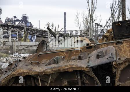 Char brûlé et bâtiments détruits de l'usine d'Azovstal à Marioupol Banque D'Images