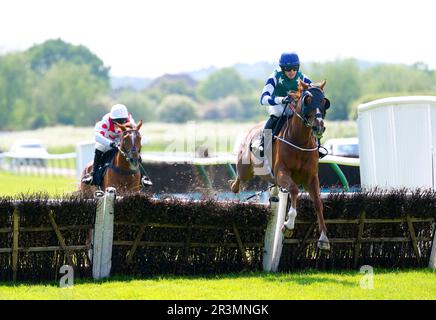 L'armée Pak est criée par le jockey Bradley Roberts (à droite) sur le chemin de gagner l'obstacle handicap de Logicor Warwickshire novices à l'hippodrome de Warwick. Date de la photo: Mercredi 24 mai 2023. Banque D'Images