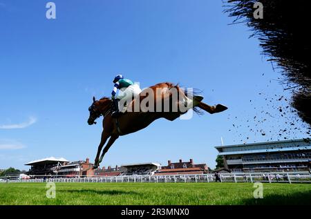 L'armée Pak est criée par le jockey Bradley Roberts sur le chemin de gagner l'obstacle handicap de Logicor Warwickshire novices à l'hippodrome de Warwick. Date de la photo: Mercredi 24 mai 2023. Banque D'Images