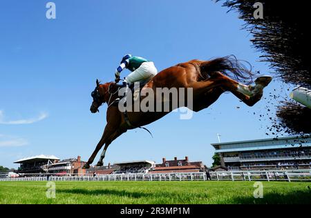 L'armée Pak est criée par le jockey Bradley Roberts sur le chemin de gagner l'obstacle handicap de Logicor Warwickshire novices à l'hippodrome de Warwick. Date de la photo: Mercredi 24 mai 2023. Banque D'Images