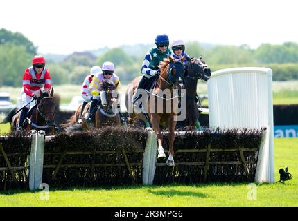 L'armée Pak est criée par le jockey Bradley Roberts sur le chemin de gagner l'obstacle handicap de Logicor Warwickshire novices à l'hippodrome de Warwick. Date de la photo: Mercredi 24 mai 2023. Banque D'Images