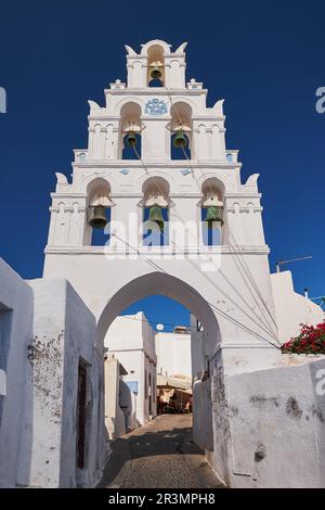 Tour de cloche emblématique blanche dans le village de Megalochori - île de Santorini, Grèce Banque D'Images