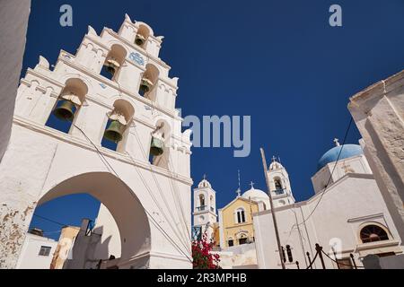 Tour de cloche emblématique blanche dans le village de Megalochori - île de Santorini, Grèce Banque D'Images