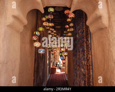 Vieux quartier historique Al seef à l'architecture arabe traditionnelle. Belle lampe traditionnelle de Ramadan dans le magasin Dubai Spice Souk. Banque D'Images