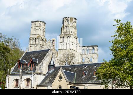 Les ruines du monastère bénédictins constitue l'abbaye de Jumieges qui sont classées comme les plus belles ruines de France | les ruines du Monastère Be Banque D'Images