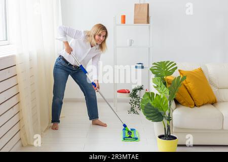 Portrait de femme de ménage tient le tampon de balai - concept de nettoyage Banque D'Images