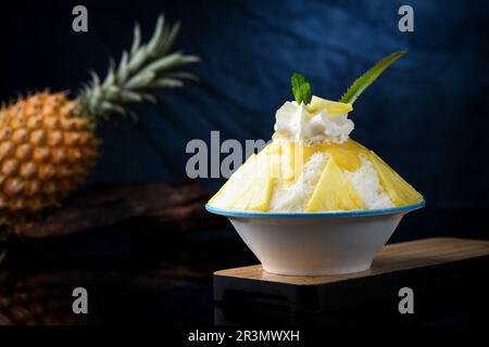 Dessert glacé rasé de Corée avec garnitures sucrées, Bingsu de mangue Banque D'Images