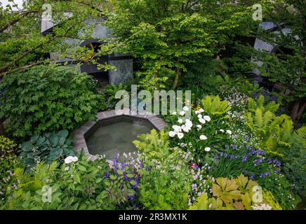 Londres, Royaume-Uni. 23rd mai 2023. Le Myeloma UK C A Life Worth Living Garden, parrainé par Project Giving Back, au RHS Chelsea Flower Show 2023, conçu par le gagnant du prix multiple Chris Beardshaw. Salon de fleurs de Chelsea, à droite. Crédit : Karl Black/Alay Live News Banque D'Images