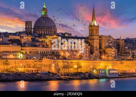 Coucher de soleil sur le port de la Valette Malte avec vue sur la ville Banque D'Images