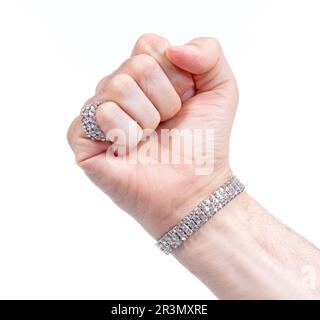 Grand anneau de diamant et bracelet sur la main sur un homme adulte, isolé Banque D'Images