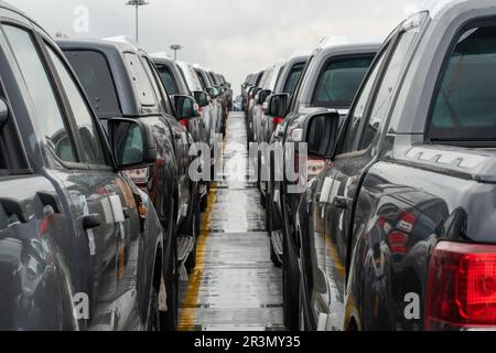 Voitures importées alignées au port de Southampton, au Royaume-Uni, après avoir été débarquée d'un véhicule de transport Banque D'Images