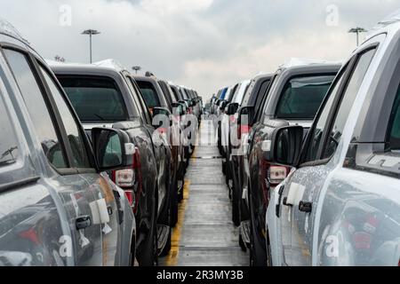 Voitures importées alignées au port de Southampton, au Royaume-Uni, après avoir été débarquée d'un véhicule de transport Banque D'Images