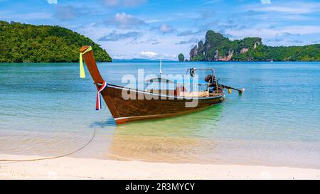 Koh Phi Phi Don Thailand, Longtail bateaux sur la plage de Kho Phi Don Thailand Banque D'Images