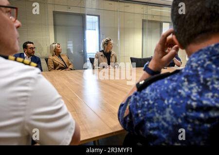 Den Helder, pays-Bas. 24th mai 2023. Le ministre de la Défense, Ludive Dedonder, et le ministre de la Défense, Kajsa Ollongren, ont pris la photo lors d'une rencontre bilatérale entre les deux marines du pays, à Den Helder, aux pays-Bas, le mercredi 24 mai 2023. Le programme comprend une visite du Léopold I, frégate de la marine belge, qui se trouve à Den Helder pour l'entretien. BELGA PHOTO DIRK WAEM crédit: Belga News Agency/Alay Live News Banque D'Images