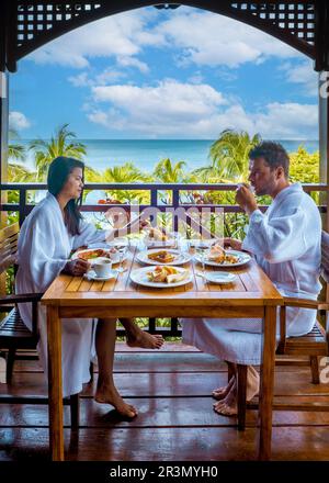 Couple en vacances à l'île tropicale Sainte-Lucie, hommes et femmes prenant le petit déjeuner le matin Banque D'Images