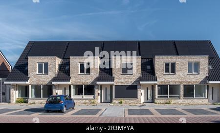 Maisons nouvellement construites avec des panneaux solaires attachés sur le toit énergie solaire sur la nouvelle maison Banque D'Images
