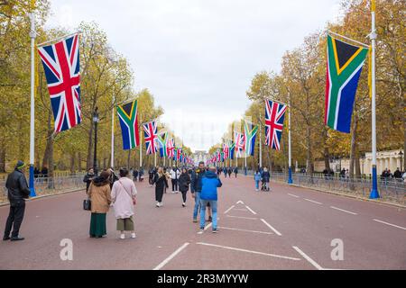 Les drapeaux de l'Union et les drapeaux de l'Afrique du Sud sont visibles dans le centre de Londres avant la visite d'État du Président de l'Afrique du Sud. Banque D'Images