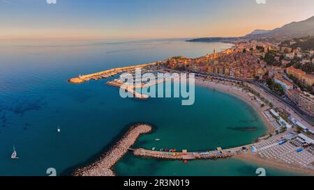 Vieille ville de Menton sur la Côte d'Azur, France. Vue aérienne de drone sur Menton France Europe Banque D'Images