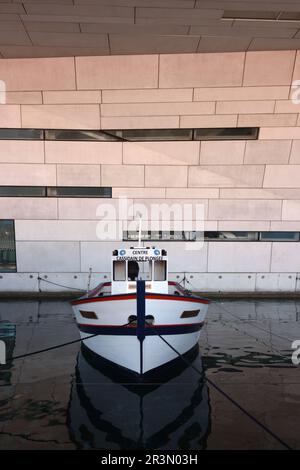Bateau de pêche le Cro Magnon (1954) utilisé par le plongeur Henri Cosquer découvreur Cosquer Cave ou Grotto Cosquer en 1985 dans les Calanques. A l'extérieur de la Villa Méditerranée Banque D'Images
