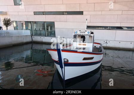 Bateau de pêche le Cro Magnon (1954) utilisé par le plongeur Henri Cosquer découvreur Cosquer Cave ou Grotto Cosquer en 1985 dans les Calanques. A l'extérieur de la Villa Méditerranée Banque D'Images