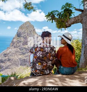 Couple randonnée dans les montagnes Sainte-Lucie Caraïbes, sentier de la nature dans la jungle avec vue sur les énormes Pitons Banque D'Images