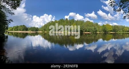 Magnifique paysage de printemps au bord de la rivière, les nuages et le vent se reflètent dans le panorama de l'eau Banque D'Images
