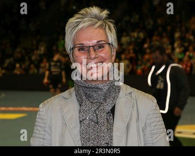 Le Président du LSB Saxe-Anhalt, Silke Renk-Lange, visite SC Magdeburg - HC Erlangen le 12/17/2022 Banque D'Images