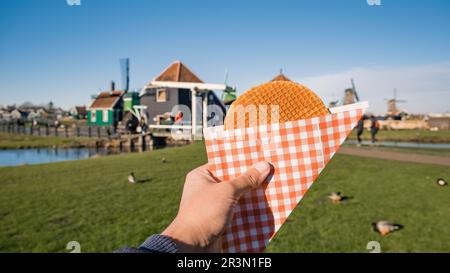Stropwafel à Zaanse Schans est une gaufre typiquement hollandaise remplie de sirop de caramel. Banque D'Images
