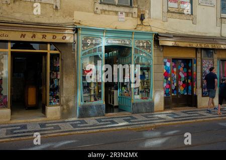 Boutiques traditionnelles de mercerie sur la Rua da Conceição dans le centre de Lisbonne Banque D'Images