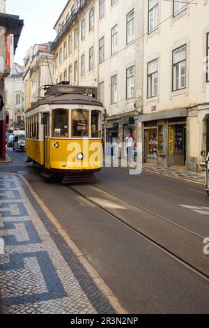 Célèbre tramway jaune et blanc numéro 28 sur la Rua da Conceição dans le centre de Lisbonne Banque D'Images