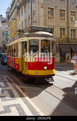 Célèbre tramway numéro 28 sur la Rua da Conceição dans le centre de Lisbonne avec marque Coca-Cola Banque D'Images