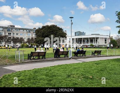 Jouer à des boules au soleil à Plymouth.The Hoe public Bowling Green, Plymouth abrite le Plymouth Hoe Bowling Club. Le vert historique est où si Banque D'Images