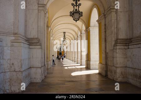 Passerelle voûtée à la Praça do Comércio sur le site de l'ancien Palais Royal Banque D'Images