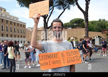 Vatican, Rome, ITALIE. 24th mai 2023. Un activiste tient un écriteau lors d'une démonstration du mouvement environnemental Ultima Generazione dans la Cité du Vatican. Le rallye a été activé à l'occasion du procès de deux activistes de la dernière génération, L'ESTER GOFFI et GUIDO VIERO, Qui sur 18 août 2022 se colla à la base de la statue de Laocoon dans les musées du Vatican. (Credit image: © Vincenzo Nuzzolese/ZUMA Press Wire) USAGE ÉDITORIAL SEULEMENT! Non destiné À un usage commercial ! Banque D'Images