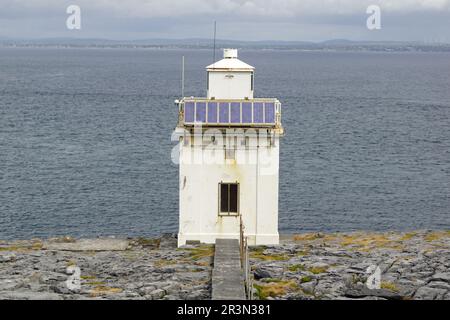 Wild Atlantic Way Black Head Lighthouse sur la baie de Galway Banque D'Images