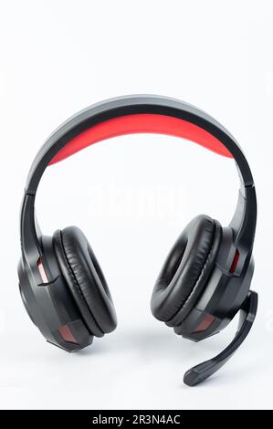 Casque sans fil avec microphone de couleur noire isolé sur fond blanc de studio Banque D'Images