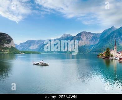 Belle été Alpine Hallstatt ville et lac Hallstatter Voir vue (Autriche). Banque D'Images