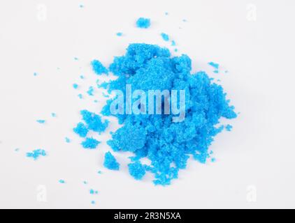 Sulfate de cuivre II, également connu sous le nom de sulfate de cuivre, de vitriol bleu, de pierre bleue, de vitriol de cuivre et de vitriol romain. Sur fond blanc. Banque D'Images