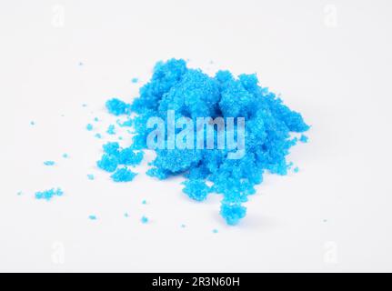 Sulfate de cuivre II, également connu sous le nom de sulfate de cuivre, de vitriol bleu, de pierre bleue, de vitriol de cuivre et de vitriol romain. Sur fond blanc. Banque D'Images