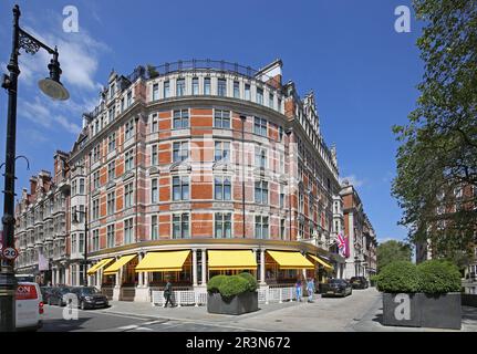 Vue extérieure du luxueux Connaught Hotel, Mayfair, Londres, Royaume-Uni. Situé à l'angle de Carlos place et Mount Street. Banque D'Images