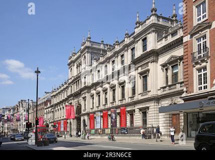 The Royal Academy of Arts, Piccadilly, Londres, Royaume-Uni. Élévation de la rue principale. Banque D'Images