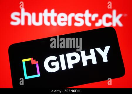Dans cette illustration, le logo Giphy est visible sur un smartphone et le logo Shutterstock sur un écran de pc. Banque D'Images