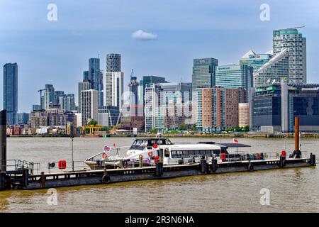 London Trinity Buoy Wharf Leamouth vue péninsulaire sur les gratte-ciels de Canary Wharf au-dessus de la Tamise et bateau à coupe-bateau Banque D'Images