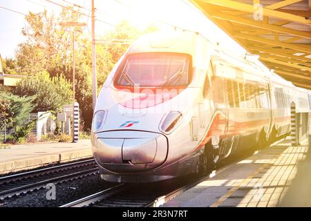 Florence, 22 mai 2023, train Trenitalia Freccia Argento sur la piste , au coucher du soleil . Banque D'Images