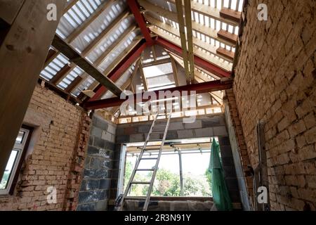 Transformation extrême d'une maison de banlieue édouardienne à Pinner, au nord-ouest de Londres, au Royaume-Uni Banque D'Images